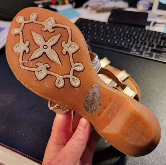 Near mint Born Shoes gold gladiator style hand-finished leather sandals - Picture 3 of 7